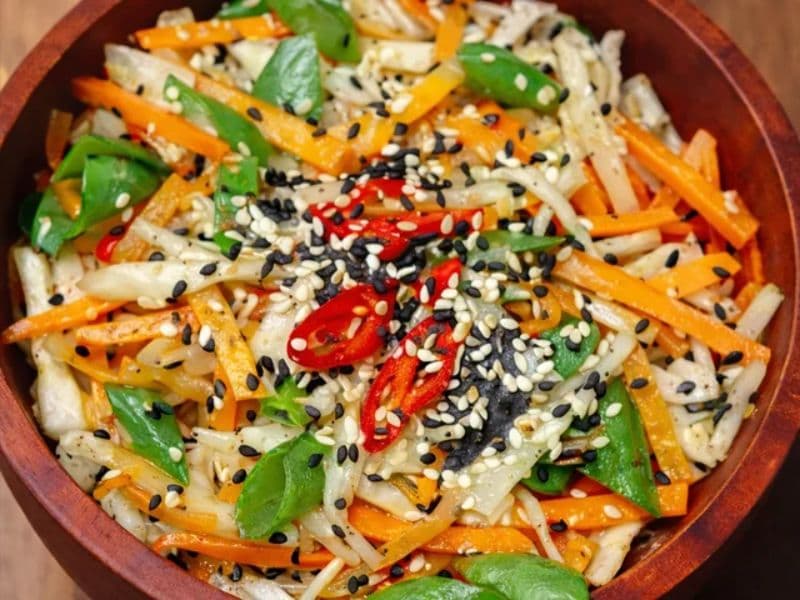 Bailobo — Fresh salad with daikon and carrot dressing in sweet-spicy sauce