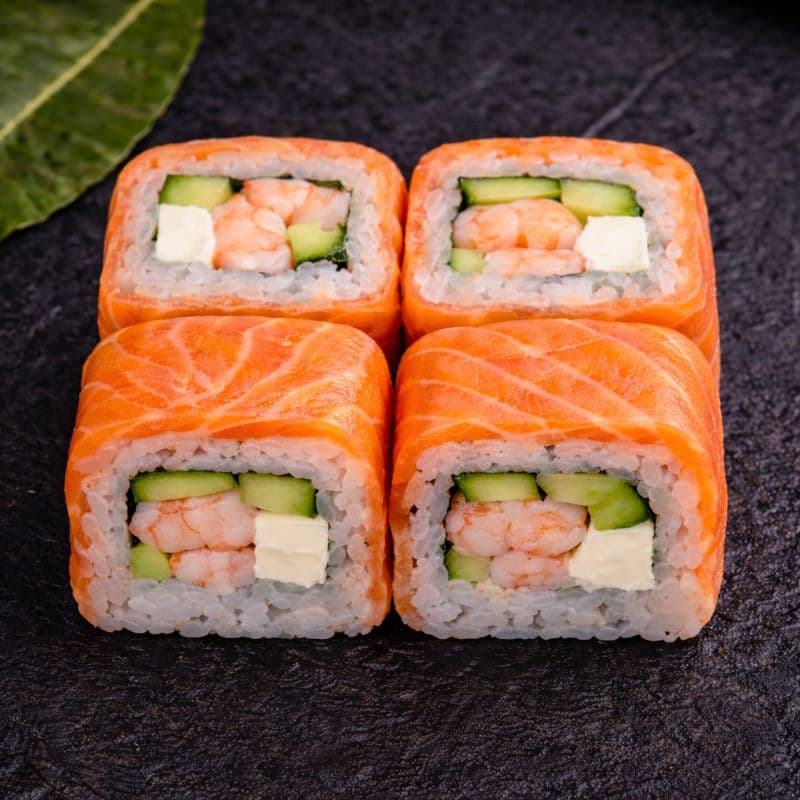 Philadelphia Riat Uramaki 4 pcs — A roll with salmon, shrimp and cream cheese, enhanced with added texture