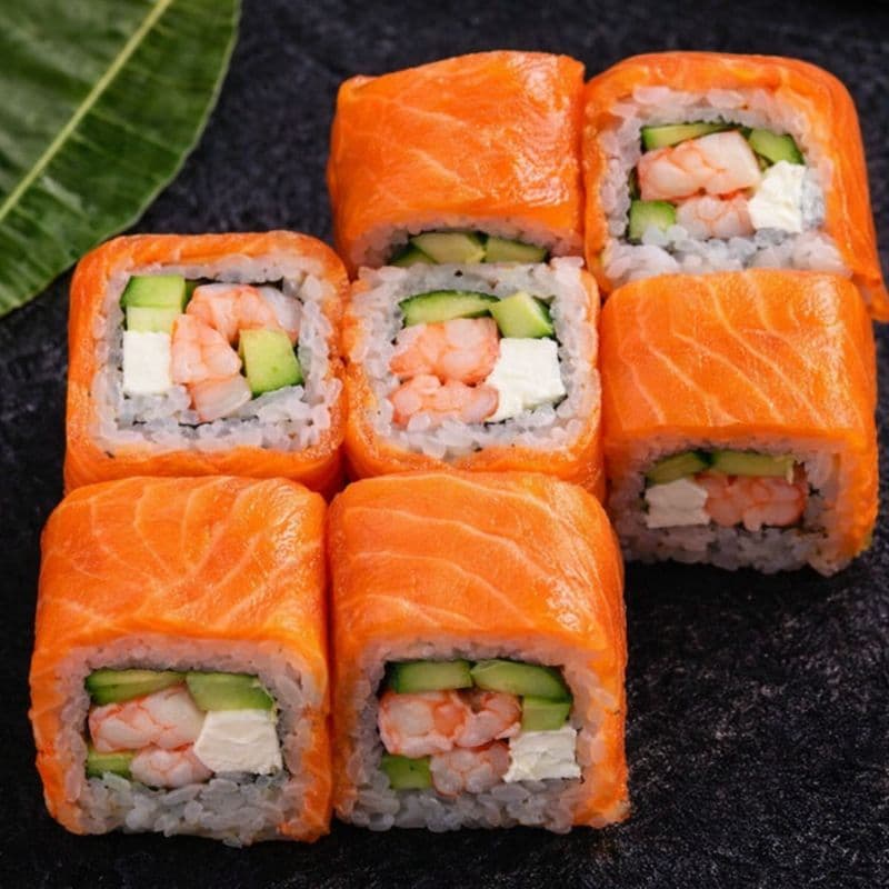 Philadelphia Riat Uramaki 8 pcs — A roll with salmon, shrimp and cream cheese, enhanced with added texture